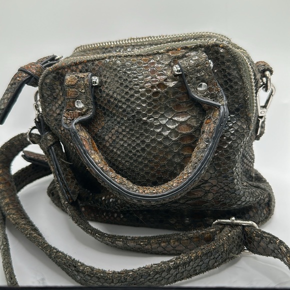 Green vegan animal snake skin mini crossbody purse - Picture 5 of 9